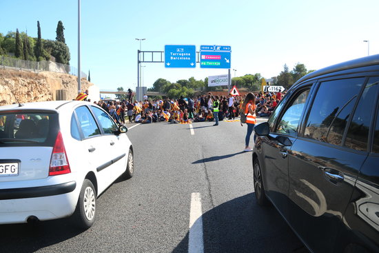 Pro-independence student protesters block the motorway near Tarragona on October 17, 2019 (by Mar Rovira)